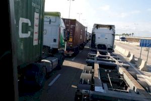 El transporte portuario de Valencia inician una huelga indefinida a partir del martes