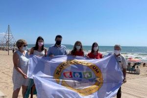 La bandera ‘Platges sense fum’ ya ondea en las playas de Elche para concienciar sobre los efectos nocivos  del tabaco