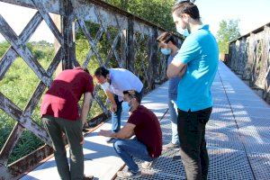 El alcalde de Vilamarxant revisa el estado de las actuaciones para rehabilitar el antiguo Puente de Hierro