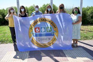 Castelló iza en el Serradal la bandera de ‘Playa sin Humo’ que la acredita como espacio más saludables