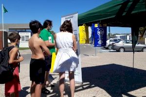 El equipo de educación ambiental de Castelló traslada a las playas las campañas informativas