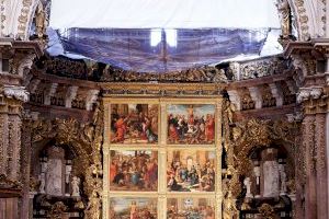 Los especialistas toman muestras de sales en los frescos de los ángeles músicos de la Catedral para averiguar el origen del deterioro