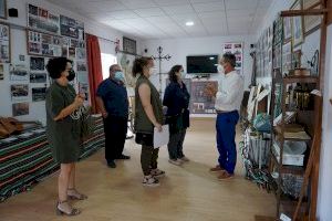 Rafal recibe la visita de la directora del Instituto Alicantino de Cultura Juan Gil-Albert