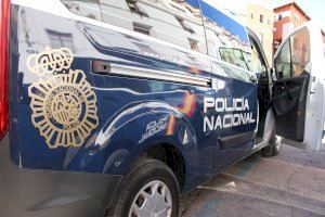 Un policia evita que un jove es tire per la finestra de sa casa a Paterna