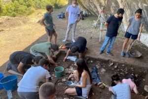 L’equip de l’excavació arqueològica de “l’Abric de l’Hedra" es duplica davant les troballes del Paleolític a la I fase