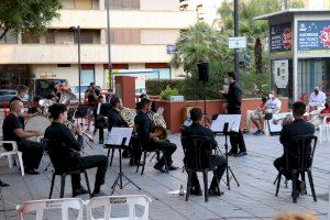 Las bandas musicales de Torrent deleitan al público en las plazas torrentinas