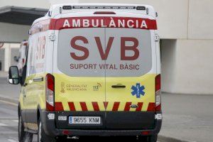 Un carro de descàrrega d'un camió esclafa els peus d'una dona a València