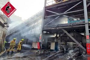 Incendio en la fábrica de cemento Cemex en Alicante