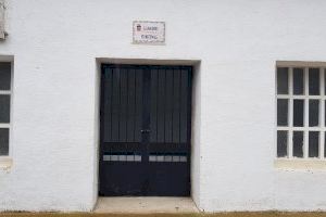 La Serratella restaura el lavadero municipal con una puerta nueva y pintura
