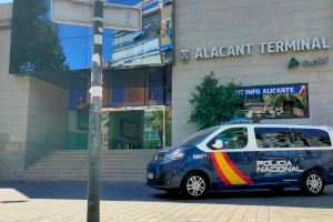La Policía Nacional ha detenido a cuatro hombres y una mujer como autores de un delito de hurto en la estación de ADIF de Alicante
