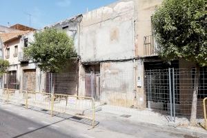 Vila-real soluciona otro ‘empastre’ urbanístico heredado con el derribo de cuatro casas en ruina en la calle Vicente Sanchis