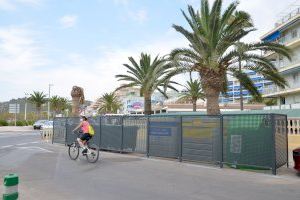 El Ayuntamiento de Oropesa del Mar reviste los contenedores del paseo de la playa La Concha
