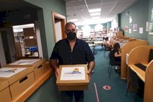 Guillermo Sendra dona a la Biblioteca municipal de Calp casi 70 libros nuevos de temática LGTBI+