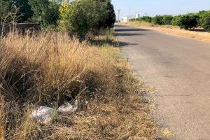 Betxí limpia los plásticos y desechos de los principales caminos agrarios
