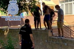 Pillados in fraganti mientras robaban en varias viviendas de Alicante
