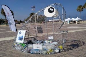 Peces gigantes que comen plástico: así conciencia Valencia sobre la reducción de plásticos