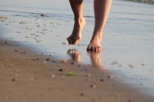 Diez errores que pasan factura a la salud de nuestros pies en verano