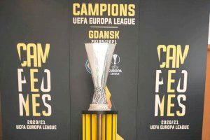 La copa de la UEFA Europa League del Villarreal CF arriba a Suera