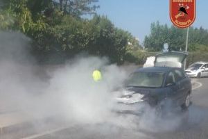 Un cotxe en marxa comença a cremar-se amb el seu conductor dins a Alacant