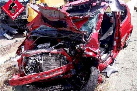 La conductora d'un cotxe queda atrapada després d'una col·lisió amb un camió a Pego