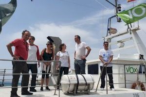 Javier Ortega Smith sale a faenar con un barco pesquero en Santa Pola como muestra de apoyo al sector