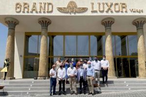 El alcalde de Benidorm visita el resort Grand Luxor Villages