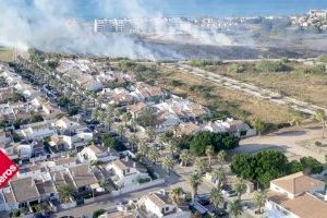 Un incendio junto a una zona residencial en Dénia obliga a declarar la situación de emergencia