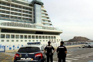 La Policía Nacional da consejos sobre turismo seguro a los pasajeros de un crucero atracado hoy en Alicante