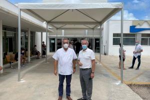La Concejalía de Sanidad instala una carpa de protección solar para aliviar a los pacientes que esperan en la puerta del Centro de Salud de la costa