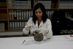 El Museo Arqueológico de Alcoy culmina la restauración del Vas de l’Orant