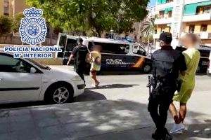 Detingudes set persones per vendre drogues en tres domicilis Alacant