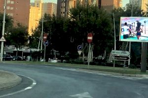 Ciudadanos insiste del peligro que generan las proyecciones de las nuevas pantallas led colocadas en rotondas de Benidorm