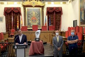 El Salón de Plenos del Ayuntamiento acoge la presentación del trofeo Festa d'Elx en su 60 edición