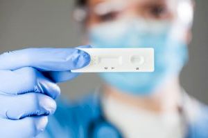 Los farmacéuticos piden registrar los resultados de los test de antígenos para descongestionar la atención primaria