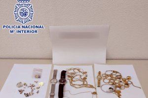 Roba en el seu primer dia de treball joies valorades en 15.000 euros a una anciana que cuidava a Alacant