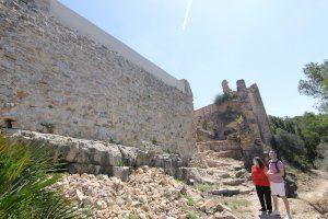 La muralla del Albacar del castillo de Xivert luce como nueva gracias a una inversión de 40 mil euros de la Diputación