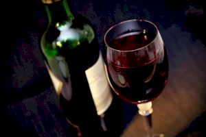 Huit beneficis de prendre una copa de vi a la nit