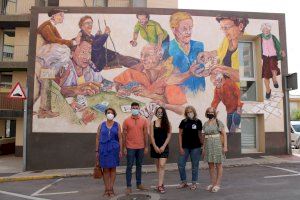 L’Alcora rinde homenaje a las personas mayores con el mural ‘Present de jocs’ de la artista local Ana Beltrán