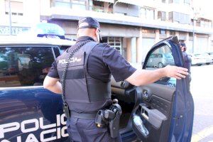 Detingut per propinar-li una pallissa a un taxista en un safareig a València