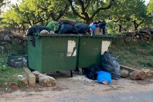 El PPCS reclama que el PSOE promueve talleres de reciclaje en Cabanes mientras rebosan los contenedores