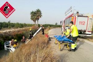 Rescatado un hombre que había caído con su coche a una acequia en Almoradí