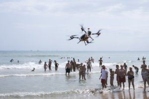 Gandia augmenta la seguretat a la platja gràcies a la utilització d'un dron de salvament