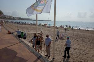 La secretaria autonómica de Salud Pública hace entrega de la bandera de Playas sin Humo a la Vila Joiosa