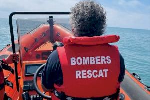 Rescatada a tres milles de la costa una família després de bolcar l'embarcació a Oropesa