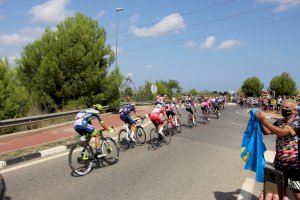 Los vecinos animan a los ciclistas de la Vuelta a España a su paso por Picassent