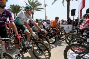 Santa Pola se vuelca con la salida de la octava etapa de La Vuelta