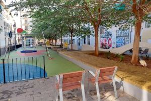 Abre al público la nueva zona de juegos infantiles del jardín de la calle Vinatea, en Ciutat Vella