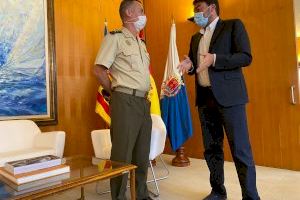 El alcalde recibe al nuevo general jefe del Mando de Operaciones Especiales en Alicante