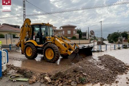 Graves inundaciones arrastran coches por las calles de Vinaròs y llegan hasta el mar