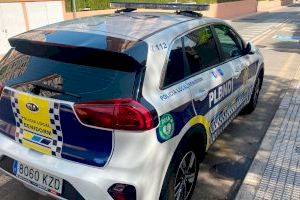 Diez vehículos de la Policía Local de Benidorm, equipados con un desfibrilador semiautomático